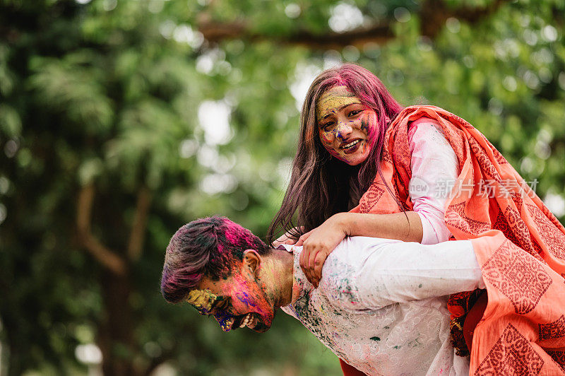 幸福有趣的爱亚洲/印度夫妇彩绘或gulal庆祝胡里节
